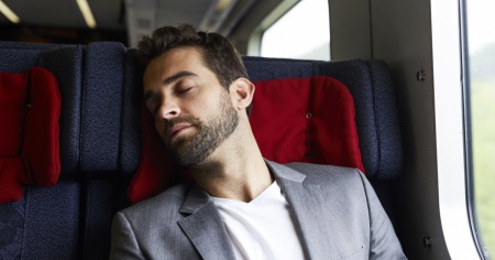 Si addormenta sul treno per Roma e si risveglia a Lugano