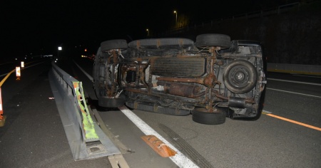 A2, urta il guardrail è finisce su un fianco