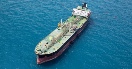 Attaccata una petroliera russa vicino al ponte di Crimea