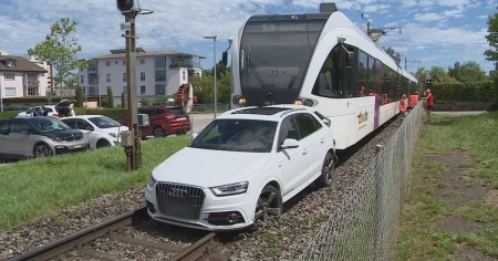 Bloccata nel passaggio a livello, il treno le travolge l'auto