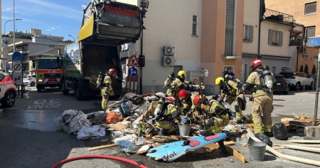 Brucia un camion dei rifiuti a Massagno, due operai intossicati