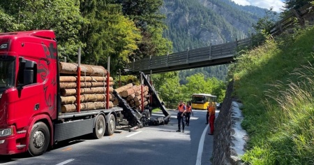Il cavalcavia è troppo basso, e il rimorchio si ribalta