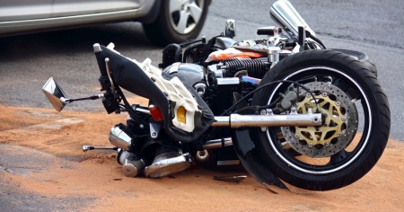 Schianto fatale per un motociclista 43enne
