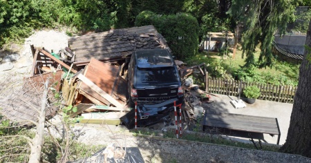 Nel tentativo di parcheggiare rotola su una casetta da giardino