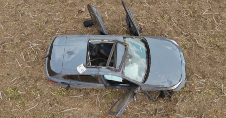 Perde il controllo dell'auto e finisce in mezzo a un campo
