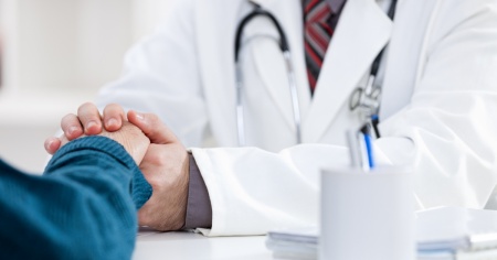 Si fingeva dottore e diceva di poter curare autismo, cancro e AIDS