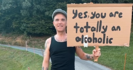 Che sta succedendo a Robbie Williams?