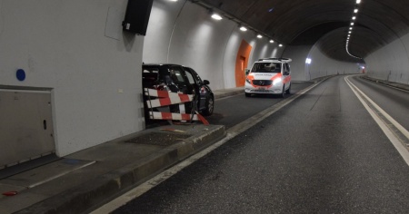 Scende dall'auto e non tira il freno a mano, ferita 31enne