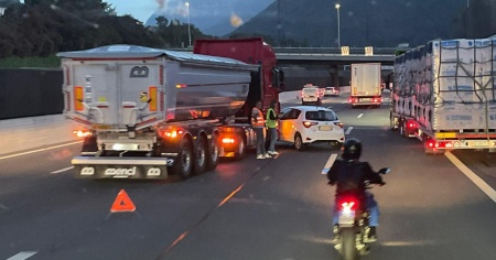 Auto contro camion sulla A2 all'altezza di Mendrisio: forti rallentamenti