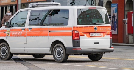 Cade dalla bici e un bus lo investe, morto un bambino
