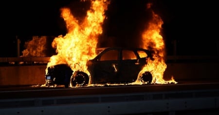 Fiamme nel baule dell'auto: si accosta sull'A2 e scoppia l'incendio