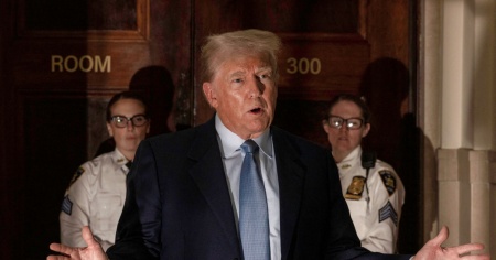 Giudice sospende l'ordine di silenzio contro Trump