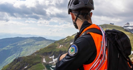 Sbanda sulla strada di montagna e fa un volo di 150 metri