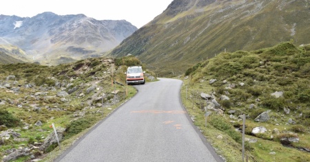 Urtato da un'auto in sorpasso, ciclista muore in ospedale