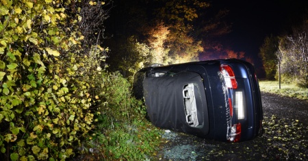 15enne prende l'auto del padre e provoca incidente