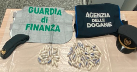 Arrestato in dogana con 74 ovuli di cocaina