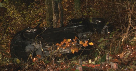 Auto fa un volo di 10 metri e si schianta contro un albero, grave un 26enne