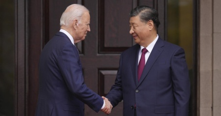 Stretta di mano e prove di disgelo tra Biden e Xi