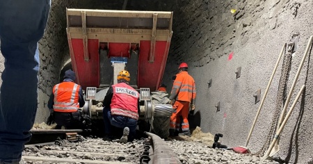 Un dumper si scontra con un treno da cantiere, grave un operaio