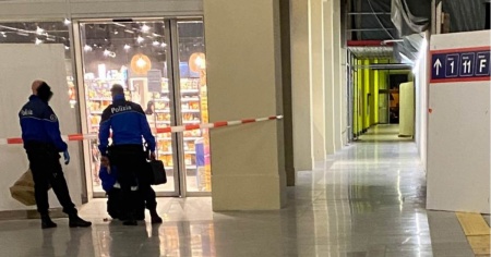Tentato scasso in stazione, poi la fuga che blocca due treni