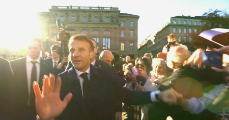 Macron colpito (involontariamente) alla testa durante la sua visita a Berna