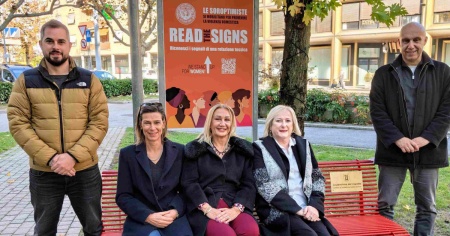 Una panchina rossa per dire no alla violenza sulle donne