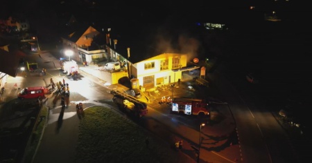 Vasto incendio in un edificio industriale. Danni materiali ingenti
