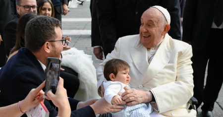 Violenza contro le donne, il Papa: «Formare uomini capaci di relazioni sane»