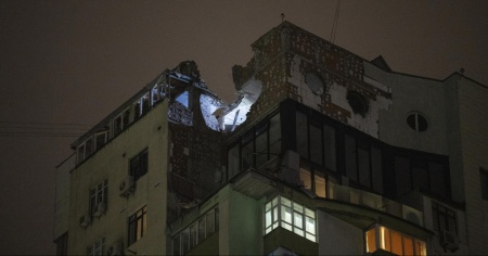 Attacco di droni russi su Kiev, palazzo in fiamme
