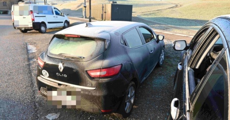 Distugge i vetri di sei auto in sosta e ruba oggetti per migliaia di franchi
