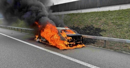 Auto in fiamme sull'A1 a St. Margrethen