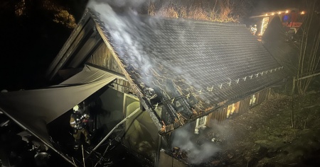 Casa avvolta dal fuoco, un intossicato