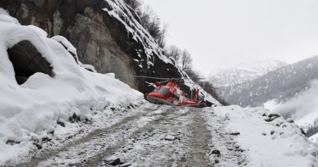 Colpito da una slavina, precipita per 40 metri. Muore un 56enne