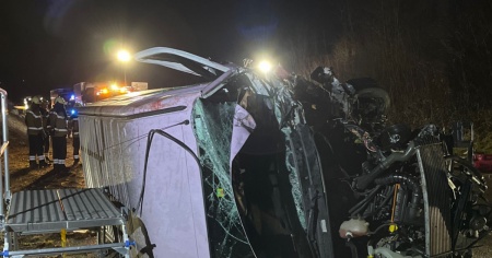 Frontale sull'A18: muore una donna di 35 anni