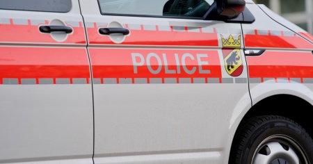 Incidente stradale, donna muore intrappolata nell'auto