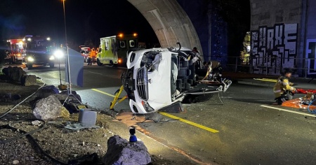 Invade la corsia opposta con l'auto e si ribalta
