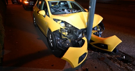 Qualche bicchiere di troppo e si schianta contro un lampione, via la patente