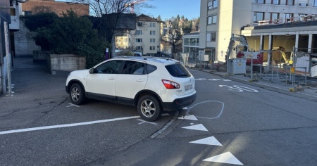 Perde il controllo dell'auto e investe la sua passeggera mentre tenta di salire a bordo