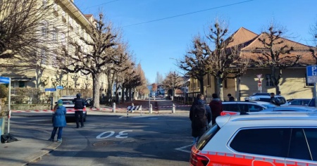 Allarme attentato in una scuola: «Ci hanno fatto barricare le aule con i banchi»