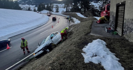 Schianto tra auto, due feriti