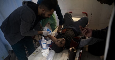 A Gaza, con le torce elettriche per curare i pazienti al buio