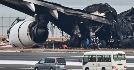 Inizia la rimozione dell'aereo distrutto