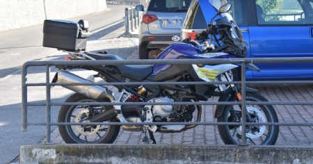 Urta il bordo del marciapiede e cade con la moto: due feriti ad Aldesago, uno è serio