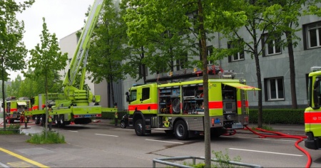 Appartamento in fiamme, tre intossicati