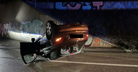 Si ribalta con l'auto all'ingresso dell'autostrada