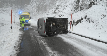 Auto si ribalta su un fianco a causa della neve
