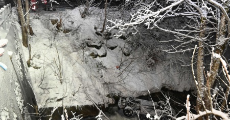Derapano sulla neve e si rovesciano: un morto e un arresto