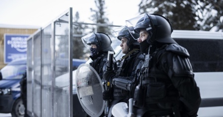In 350 manifestano per il clima a Davos