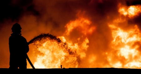 Tragedia nel dormitorio scolastico: 13 morti per un incendio