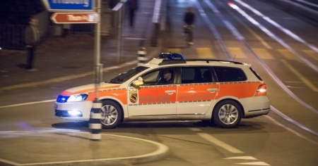 Investita sulle strisce da un camion: è grave